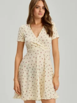 Kopertowa sukienka mini fit&flare w kwiaty żółta