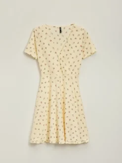 Kopertowa sukienka mini fit&flare w kwiaty żółta