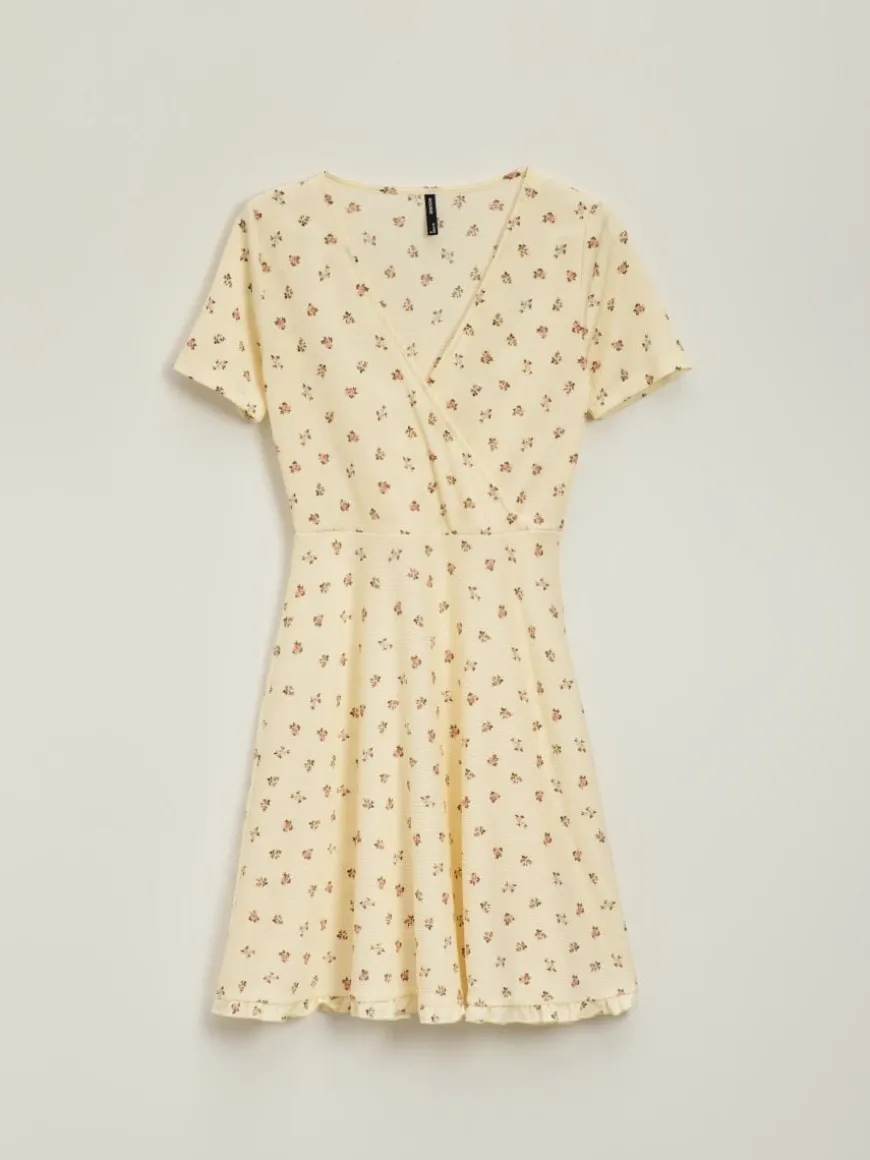 Kopertowa sukienka mini fit&flare w kwiaty żółta