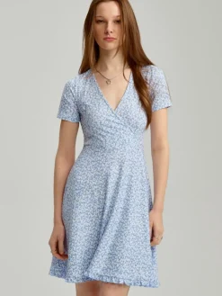 Kopertowa sukienka mini w kwiaty niebieska