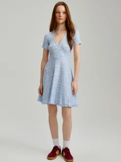 Kopertowa sukienka mini w kwiaty niebieska