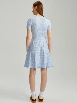 Kopertowa sukienka mini w kwiaty niebieska