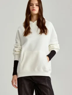 Kremowa bluza basic z kapturem i obniżoną linią ramion
