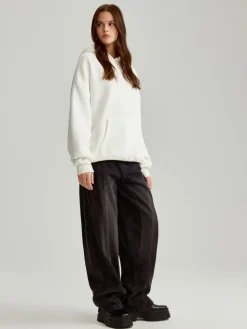Kremowa bluza basic z kapturem i obniżoną linią ramion