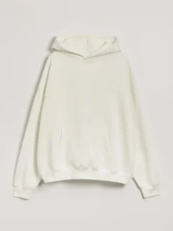 Kremowa bluza basic z kapturem i obniżoną linią ramion