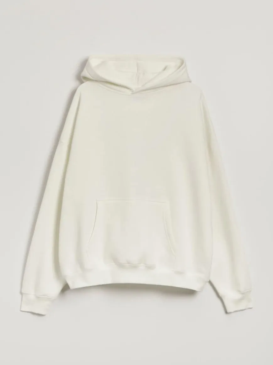 Kremowa bluza basic z kapturem i obniżoną linią ramion