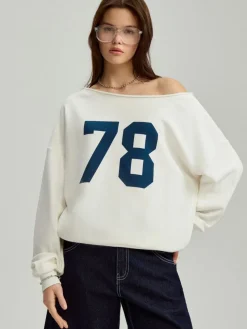 Kremowa bluza na jedno ramię z nadrukiem 78