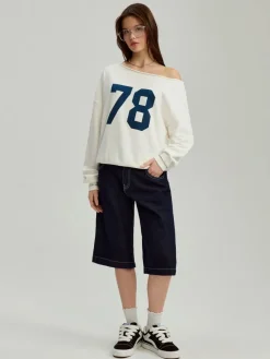 Kremowa bluza na jedno ramię z nadrukiem 78