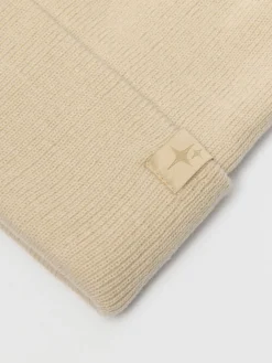 Kremowa czapka beanie z naszywką