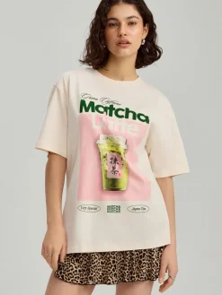 Kremowa koszulka z nadrukiem Matcha Latte