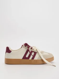 Kremowe sneakersy w stylu retro