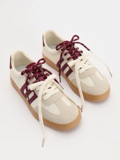 Kremowe sneakersy w stylu retro
