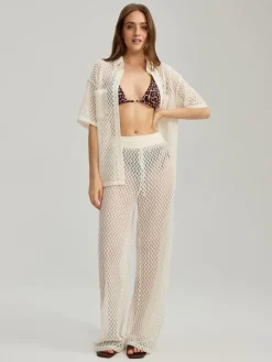 Kremowe spodnie straight fit z transparentnej dzianiny