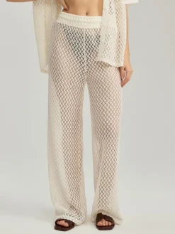 Kremowe spodnie straight fit z transparentnej dzianiny