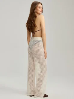Kremowe spodnie straight fit z transparentnej dzianiny