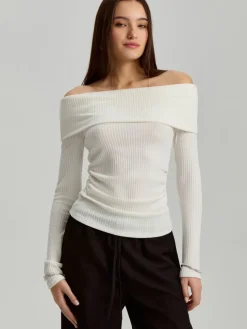 Kremowy prążkowany sweter open shoulder