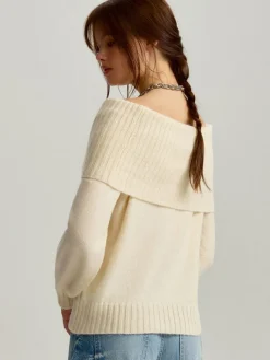 Kremowy sweter open shoulder