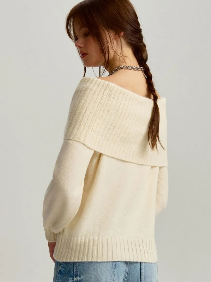 Kremowy sweter open shoulder