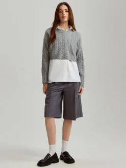 Krótki sweter oversize z warkoczowym splotem szary