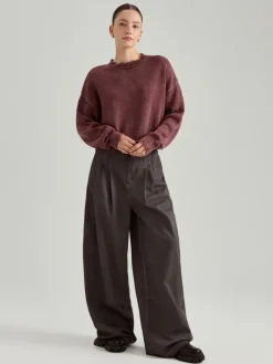 Krótki sweter z okrągłym dekoltem mahoniowy