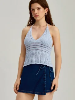 Krótki top z wiązaniem crochet błękitny