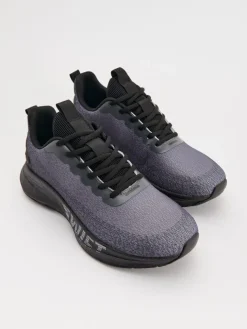 Lekkie sneakersy z nadrukiem na podeszwie szare