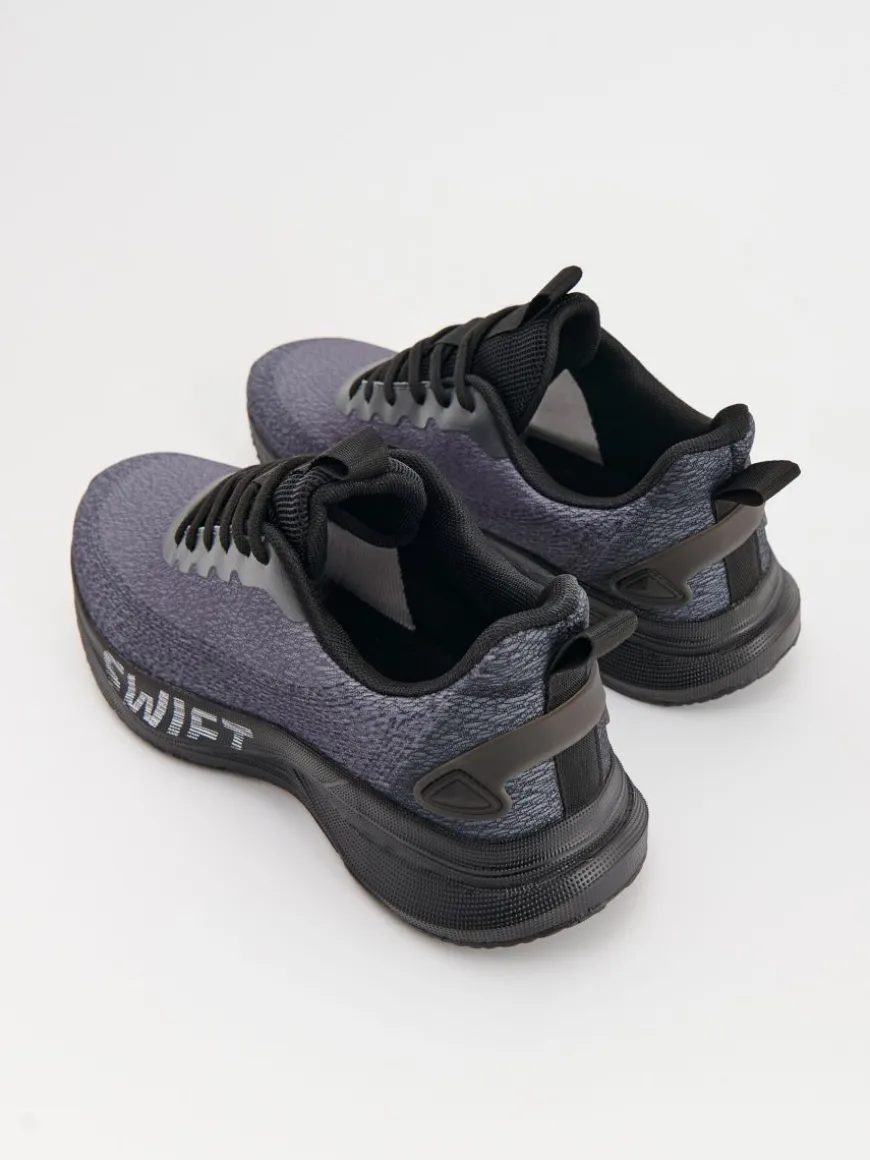 Lekkie sneakersy z nadrukiem na podeszwie szare