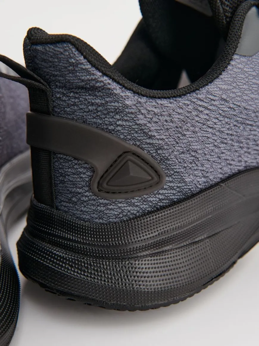 Lekkie sneakersy z nadrukiem na podeszwie szare