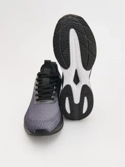 Lekkie sneakersy z nadrukiem na podeszwie szare