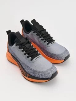 Lekkie sneakersy z nadrukiem na podeszwie szare