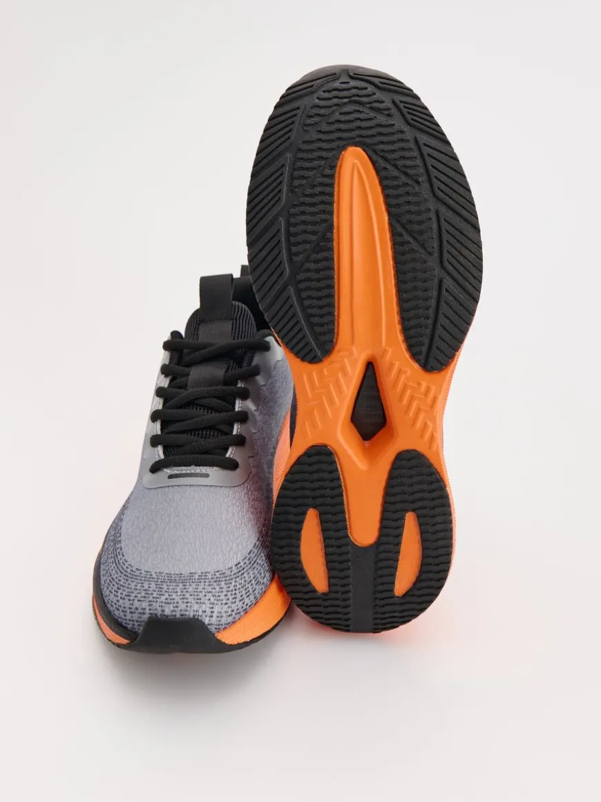 Lekkie sneakersy z nadrukiem na podeszwie szare
