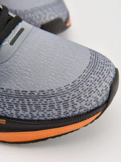 Lekkie sneakersy z nadrukiem na podeszwie szare