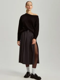 Luźny sweter na jedno ramię z wełną czarny