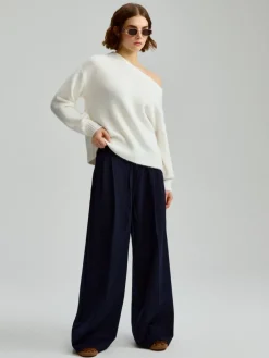 Luźny sweter open shoulder z wełną kremowy