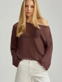 Luźny sweter typu crochet na jedno ramię brązowy