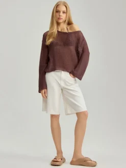 Luźny sweter typu crochet na jedno ramię brązowy