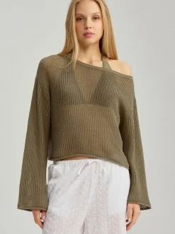 Luźny sweter typu crochet na jedno ramię oliwkowy