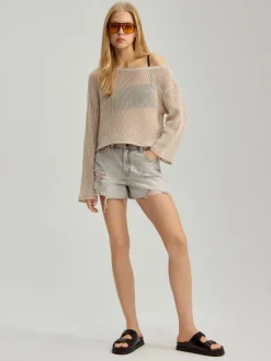 Luźny sweter typu crochet na jedno ramię jasnobeżowy