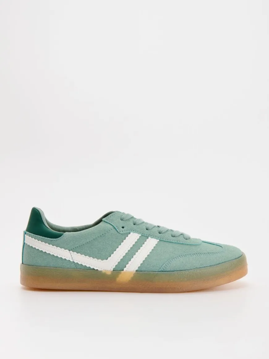 Miętowe sneakersy z imitacji zamszu w stylu retro