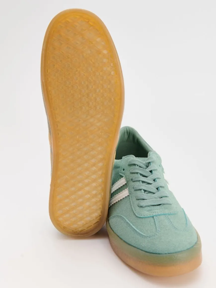 Miętowe sneakersy z imitacji zamszu w stylu retro
