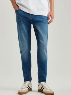 Niebieskie jeansy carrot fit z mocnym efektem sprania