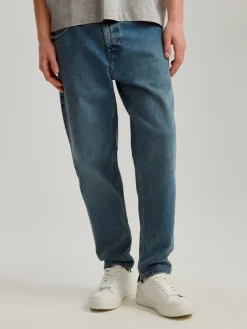 Niebieskie jeansy carrot fit z efektem sprania