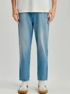 Niebieskie jeansy carrot fit z przetarciami