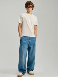 Niebieskie jeansy skater fit ze skośnymi kieszeniami