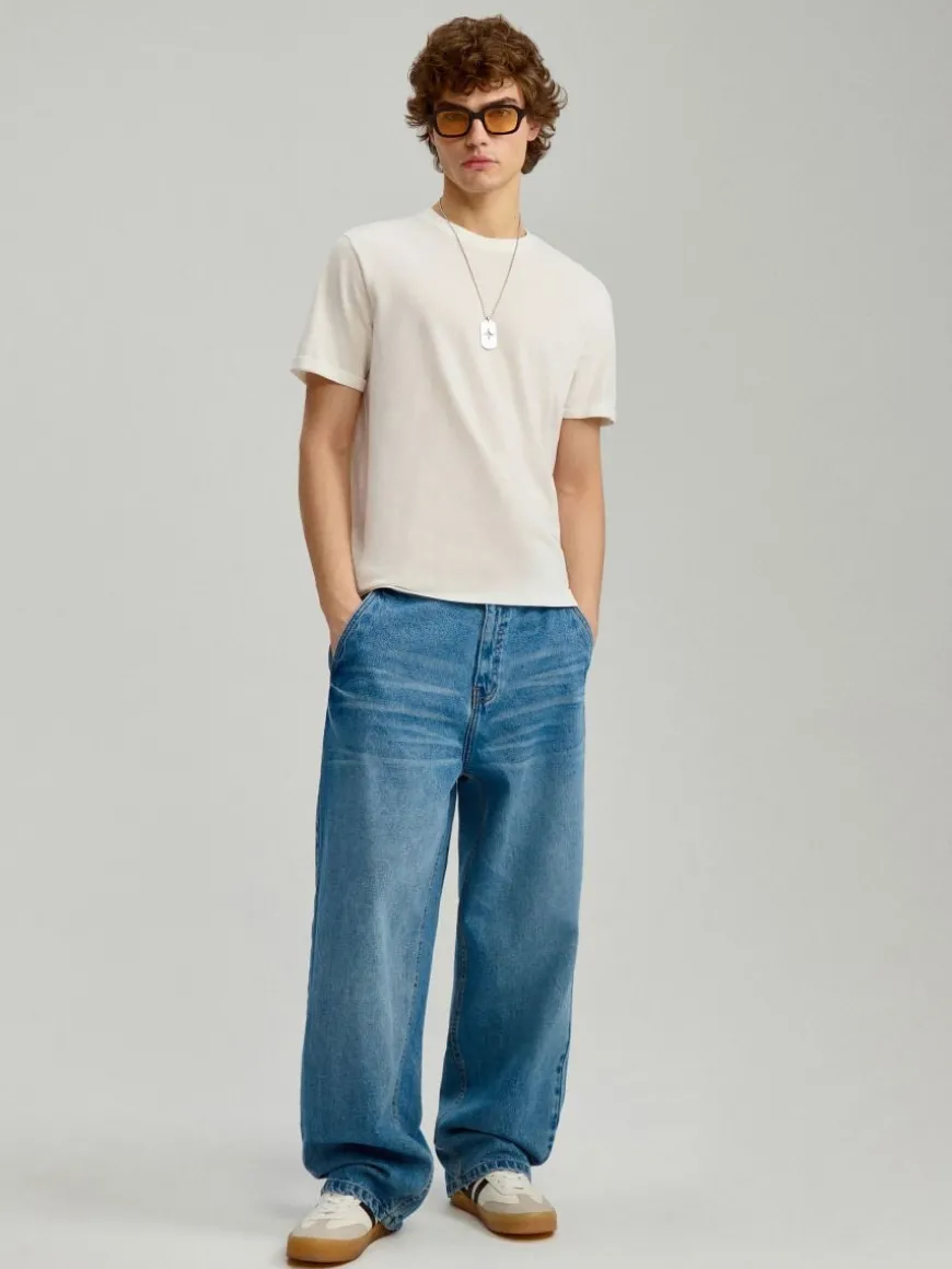 Niebieskie jeansy skater fit ze skośnymi kieszeniami