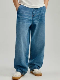 Niebieskie jeansy skater fit ze skośnymi kieszeniami