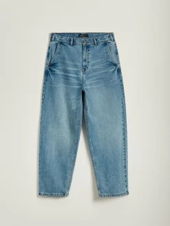 Niebieskie jeansy skater fit ze skośnymi kieszeniami