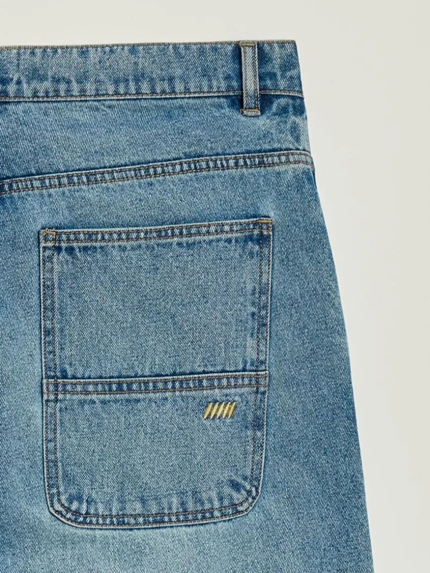 Niebieskie jeansy skater fit ze skośnymi kieszeniami