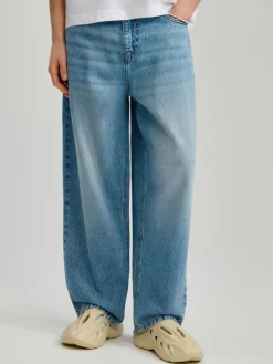 Niebieskie jeansy skater fit z przetarciami