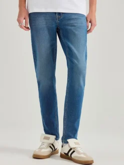 Niebieskie jeansy slim fit z przetarciami